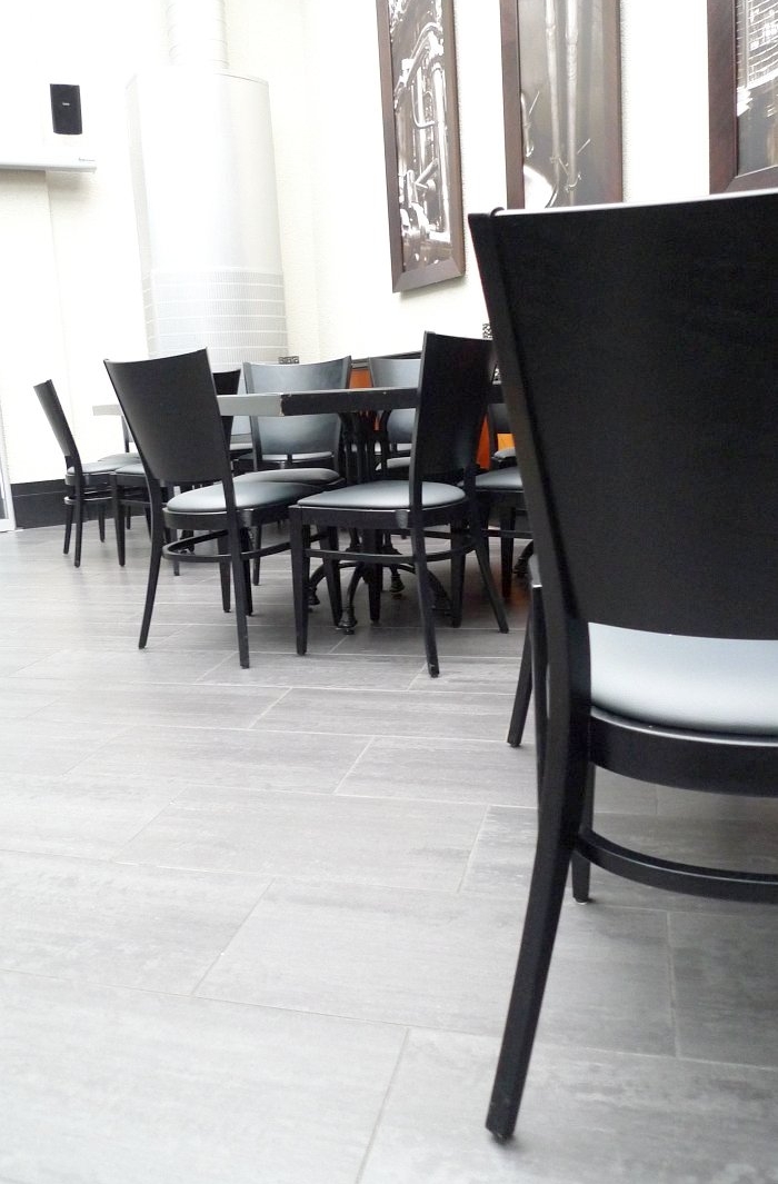 Krzesła gięte sztaplowane w restauracji Brovaria Poznań Rynek